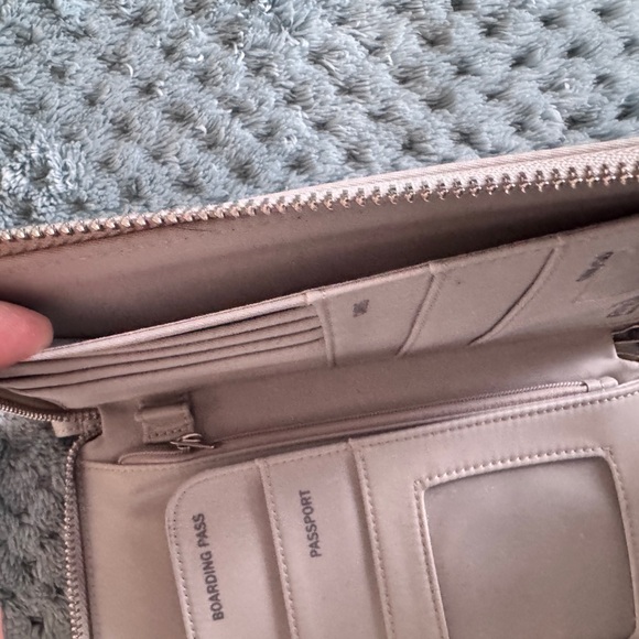 Stylish & Functional Travel Wallet / Wristlet - Picture 9 of 10